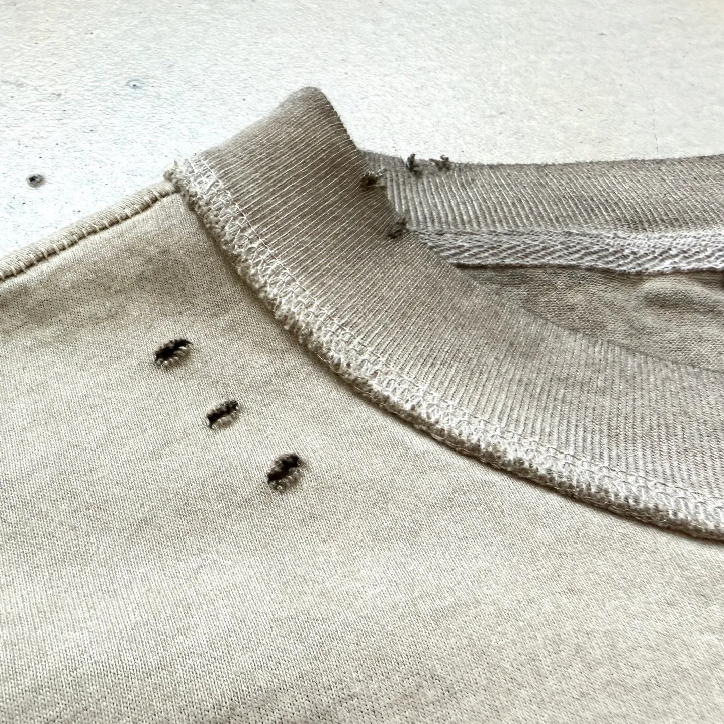 P118 # CVT-15 Saint Reversed neckline + shoulder stitching + single stitching on the hem + special frying technology for ready-made garments + multi-position knife cutting + heavy Assute fermentation mill wash. Special stitching is used on the shoulders. This is a common craft on vintage waistcoats in the 1990s. It can enhance the structural sense of the tailoring of the entire garment. The upper body is also more three-dimensional and fit-fitting.